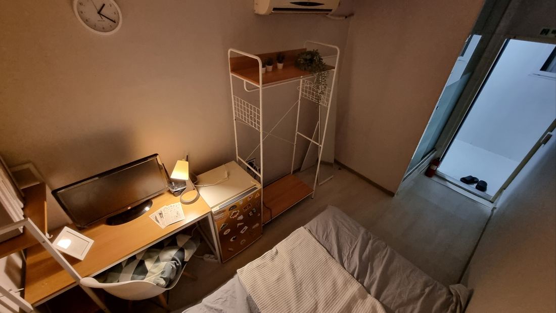 천안 고시원 규스테이 스탠드 켠 책상과 모니터